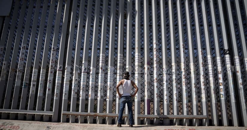 La Embajada de EU dice que más de 400 migrantes cayeron del muro intentando cruzar