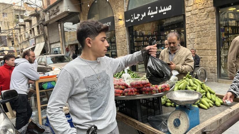“La guerra es cara”: en medio de la arremetida israelí, los mercadillos de Líbano intentan resistir