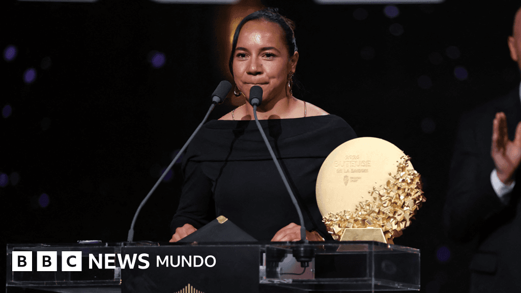 Charlyn Corral celebra su histórico galardón como mejor delantera en la gala del Balón de Oro.