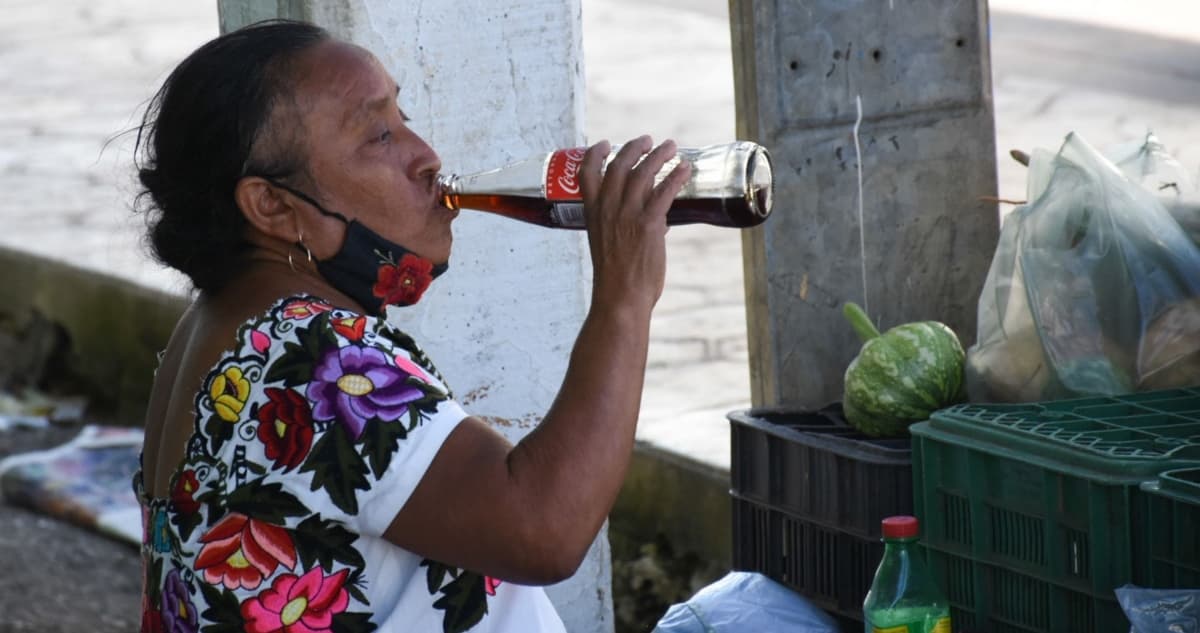 La OMS pide a los gobiernos aumentar los impuestos a bebidas azucaradas y alcohólicas