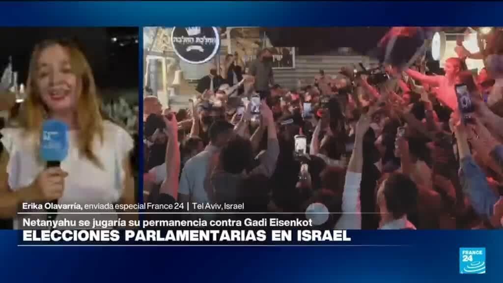 Simpatizantes de la oposición israelí durante la manifestación en la Plaza de los Rehenes de Tel Aviv.