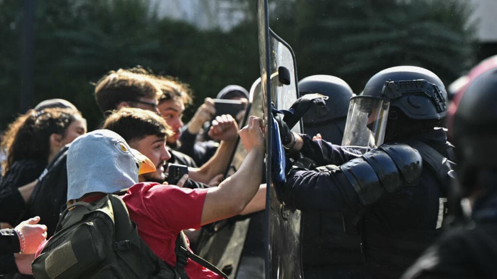 La Policía de París declara las protestas estudiantiles "fuera de control"