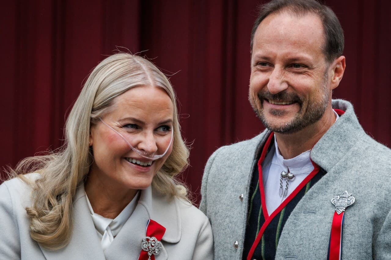 La preocupación crece: Príncipe heredero de Noruega acorta viaje por la salud de Mette Marit