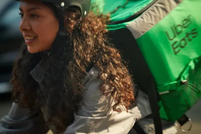 La promesa del IMSS para repartidores de apps deja fuera a muchas mujeres que deben trabajar el doble