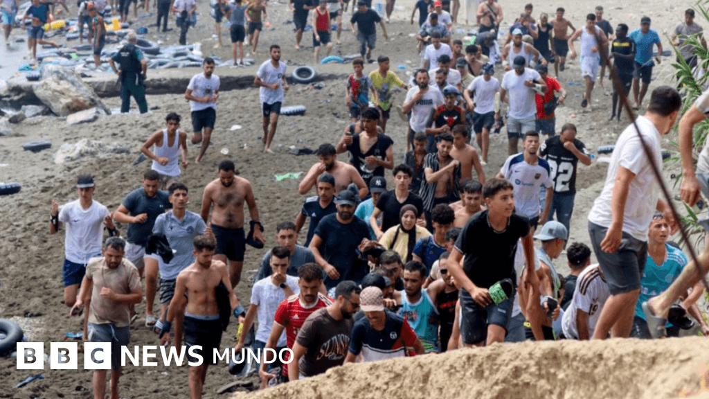 "La situación está fuera de control": España moviliza al ejército ante el cruce de miles de migrantes desde Marruecos a Ceuta que ha dejado al menos 9 muertos