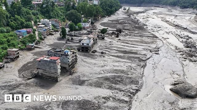 Las impresionantes imágenes de la devastadora avalancha que dejó cientos de muertos y desaparecidos en la frontera de Nepal