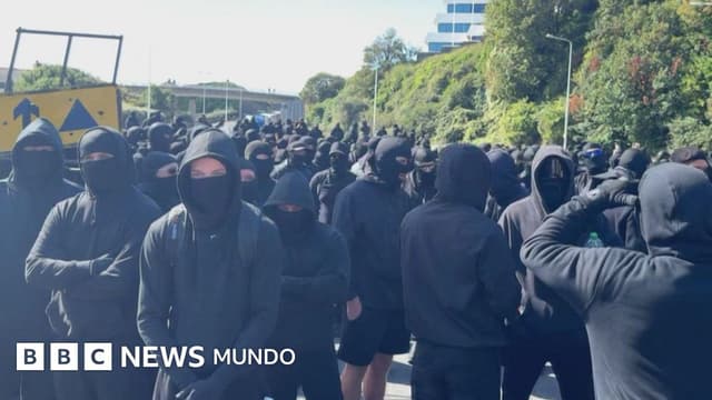 Las nuevas tácticas de intimidación de los grupos antiinmigrantes que preocupan a Reino Unido