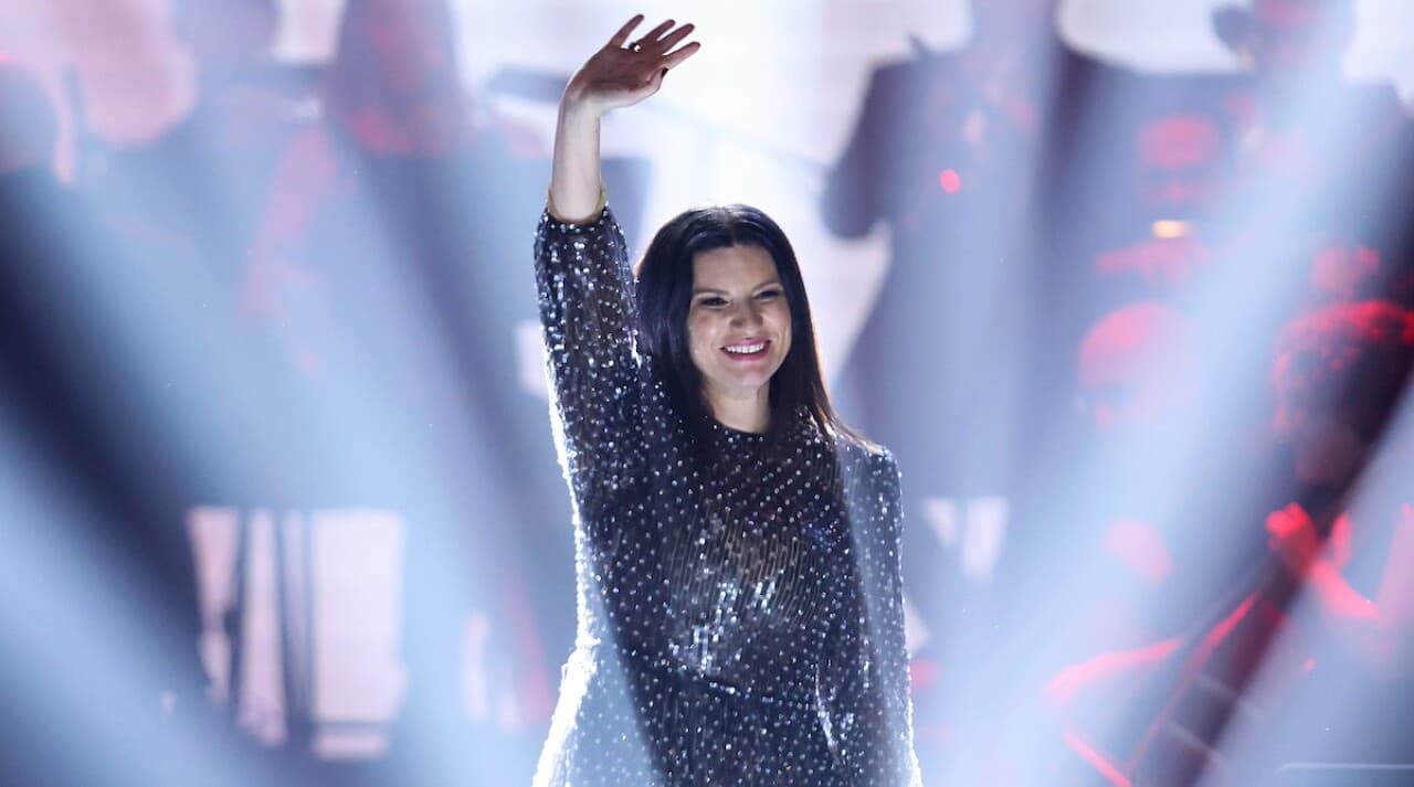 Laura Pausini preocupa tras pedir oxígeno en pleno concierto: qué pasó y cómo está