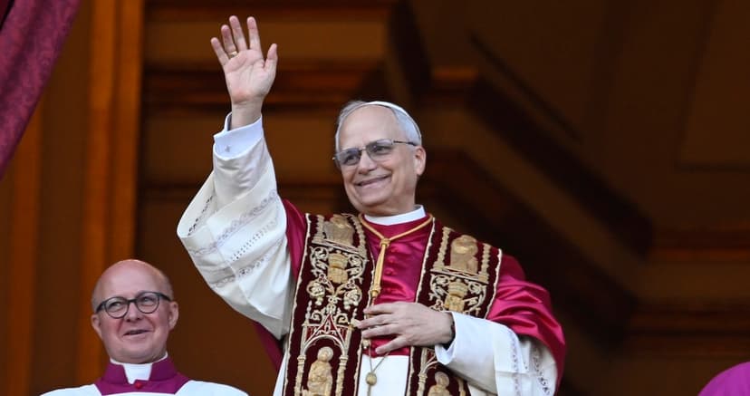 León XIV llama a la paz en el mundo y la responsabilidad durante bendición navideña