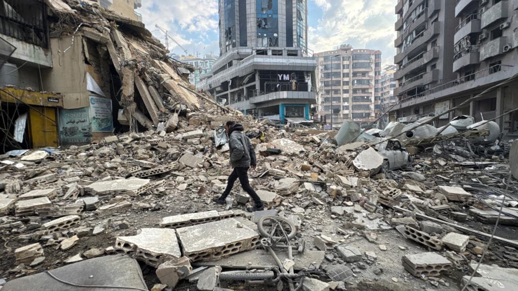 Líbano se envuelve en un caos por la guerra: crisis humanitaria y el choque político-militar interno