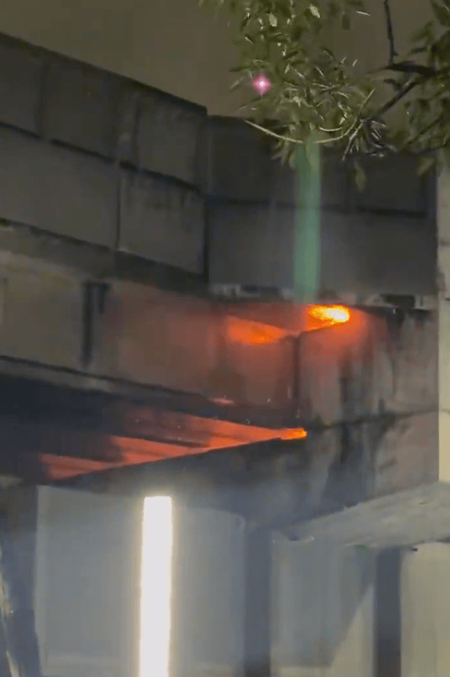 Personal técnico trabaja en la zona afectada de la Línea 9 tras el siniestro.