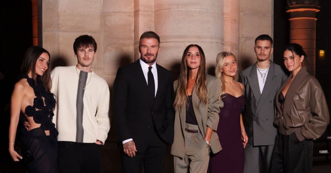 Los Beckham apoyan a Victoria en su desfile en París, pero Brooklyn vuelve a ser la gran ausencia