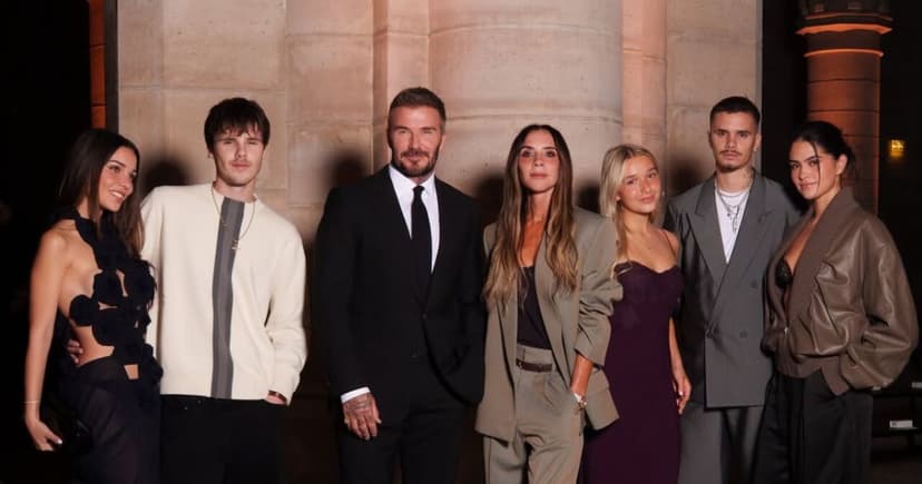 Los Beckham apoyan a Victoria en su desfile en París, pero Brooklyn vuelve a ser la gran ausencia
