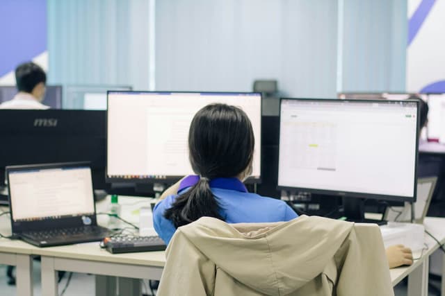 Los economistas coinciden: los jóvenes de la Generación Z deben elegir entre convertirse en especialistas o en "geeks versátiles"