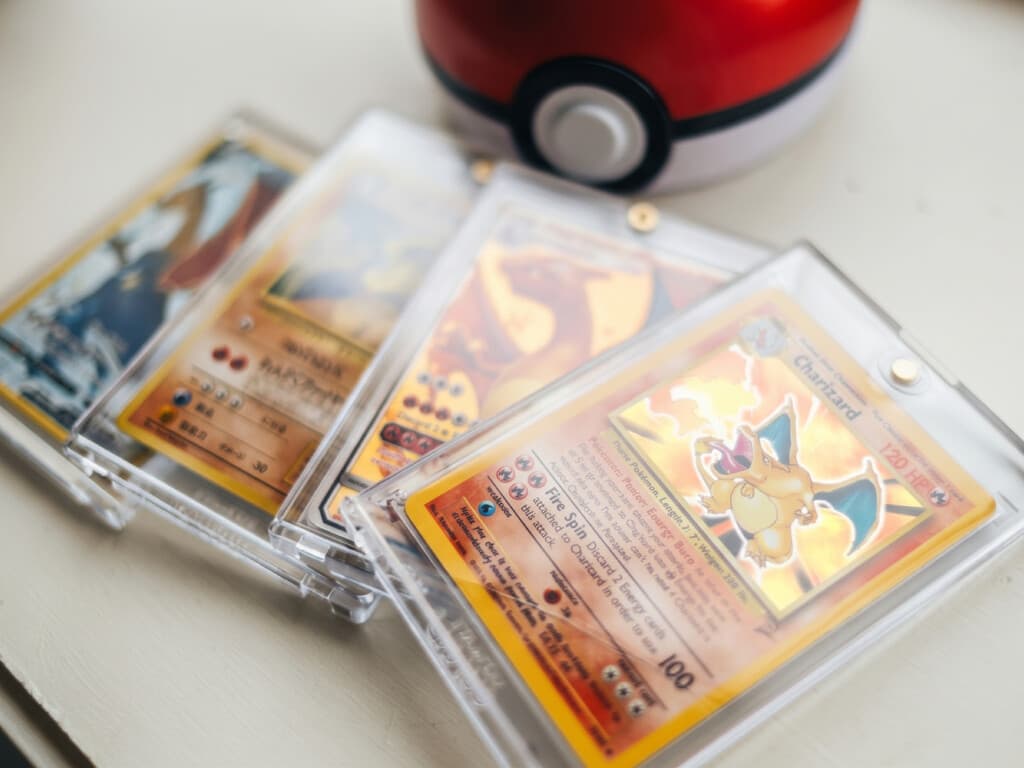 Los expertos coinciden: "Guardar tus cartas de Pokémon en carpetas de plástico comunes las está arruinando sin que te des cuenta"