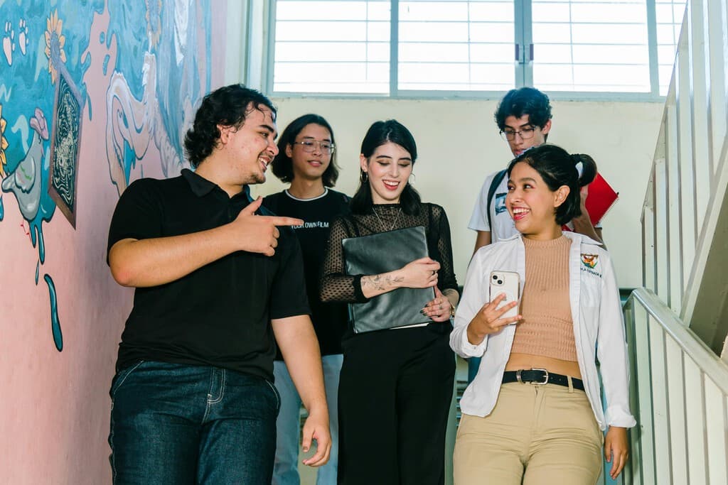 Los jóvenes en México están retrasando la vida adulta: trabajan más y se independizan menos