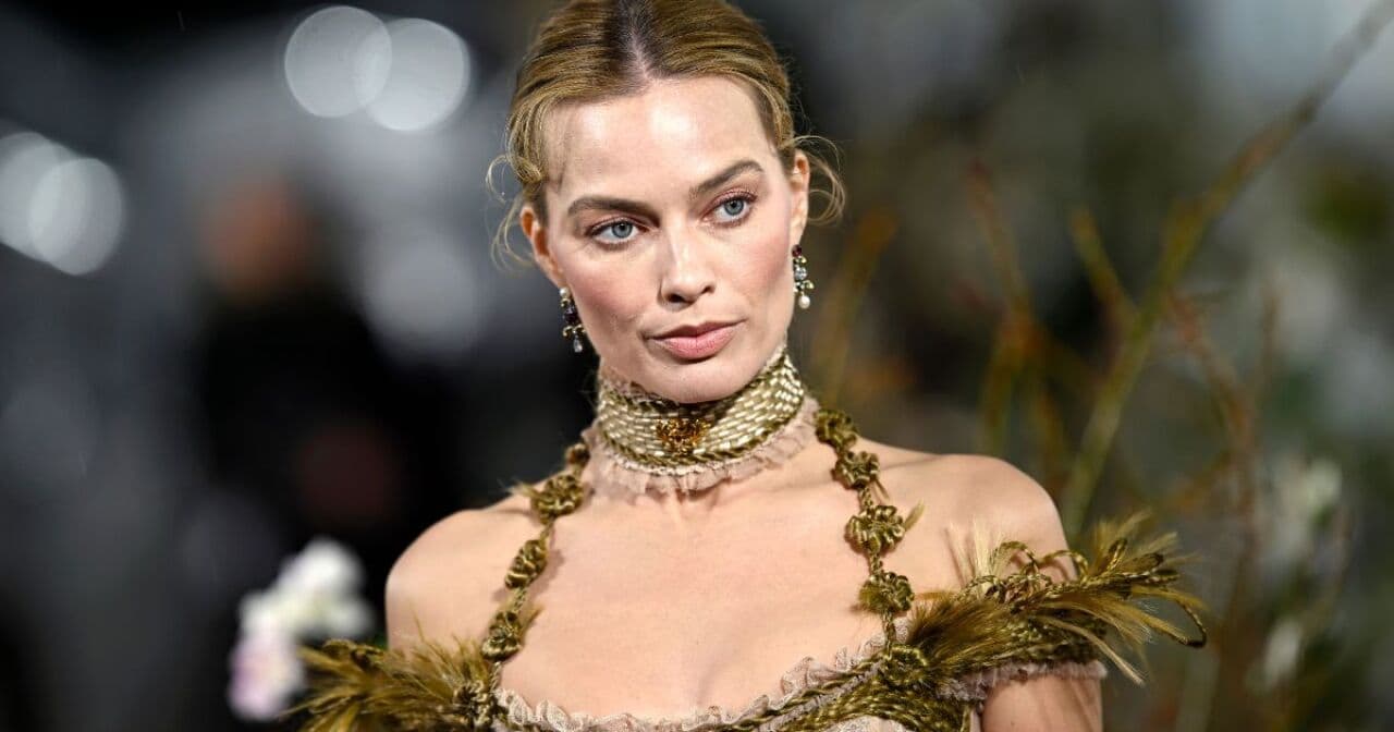 Los peores regalos que han recibido Margot Robbie y Charli XCX