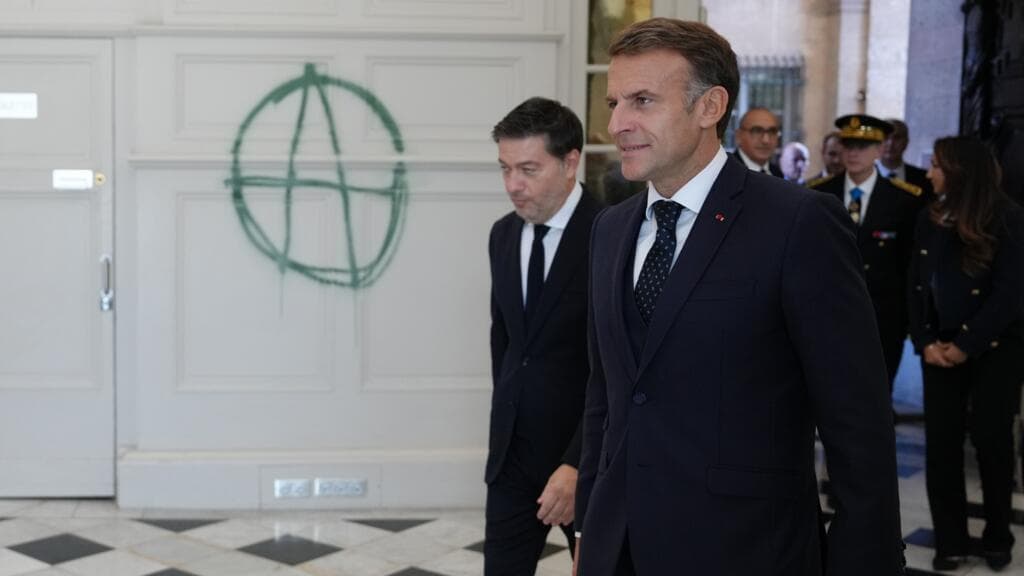 El presidente francés Emmanuel Macron durante su reciente mensaje a la nación sobre la crisis social.