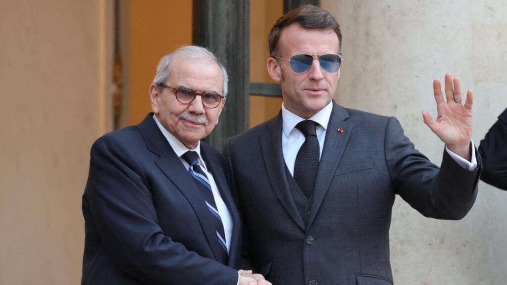 Macron se reunirá con el primer ministro libanés en París para "reafirmar su compromiso" con la tregua con Israel