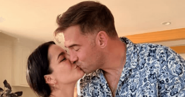 Martha Higareda celebra cumpleaños de su esposo, Lewis Howes, con una íntima reunión