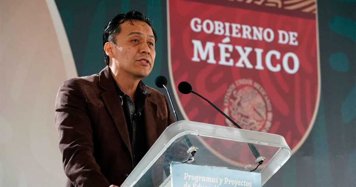 Marx Arriaga denuncia que intentaron desalojarlo con policías de su oficina en la SEP