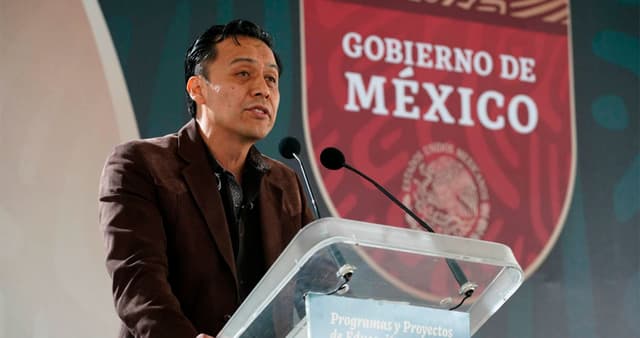 Marx Arriaga denuncia que intentaron desalojarlo con policías de su oficina en la SEP