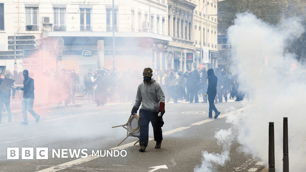Más de 130 arrestos en Francia donde miles de personas salen a las calles a protestar