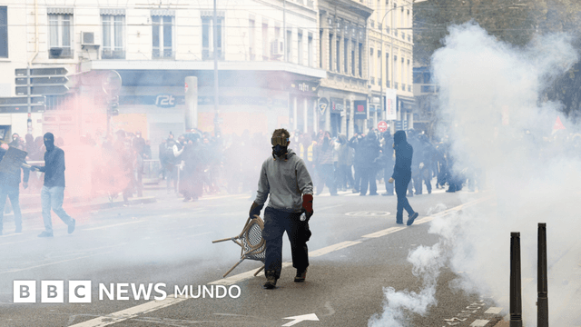 Más de 130 arrestos en Francia donde miles de personas salen a las calles a protestar