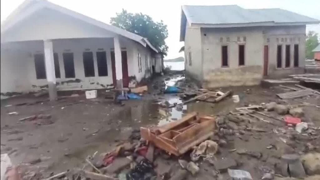 Más de 5.000 desplazados y 50 fallecidos por terremoto de magnitud 7,7 en Indonesia