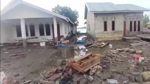 Más de 5.000 desplazados y 50 fallecidos por terremoto de magnitud 7,7 en Indonesia