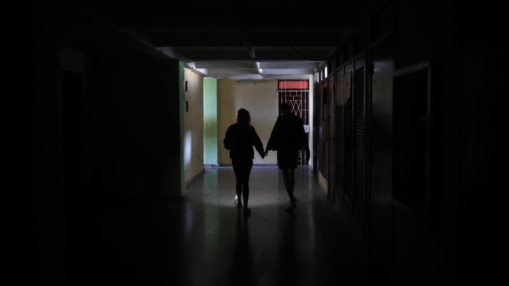 Más de la mitad de Cuba pasa un domingo a oscuras; EE. UU. captura un petrolero en el Índico