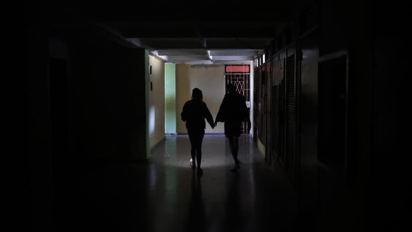 Más de la mitad de Cuba pasa un domingo a oscuras; EE. UU. captura un petrolero en el Índico