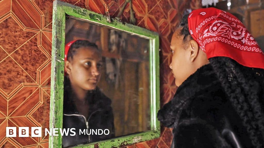 "Me dijeron que mi padre estaba muerto": los hijos de soldados británicos que nacieron cerca de una base militar descubren la verdad sobre sus progenitores