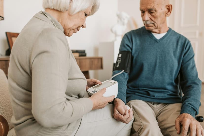 México envejece y su principal reto ya no es la edad: es la hipertensión y la diabetes