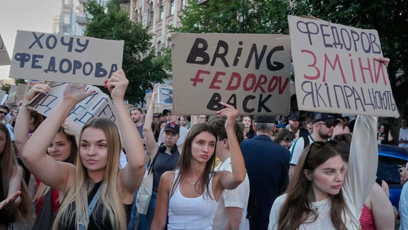 Miles de ucranianos protestan por segundo día contra la destitución del ministro de Defensa Fedorov