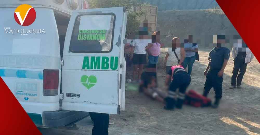 Motociclista se estrella contra retroexcavadora; está grave de salud, en Tamuín, S.L.P.