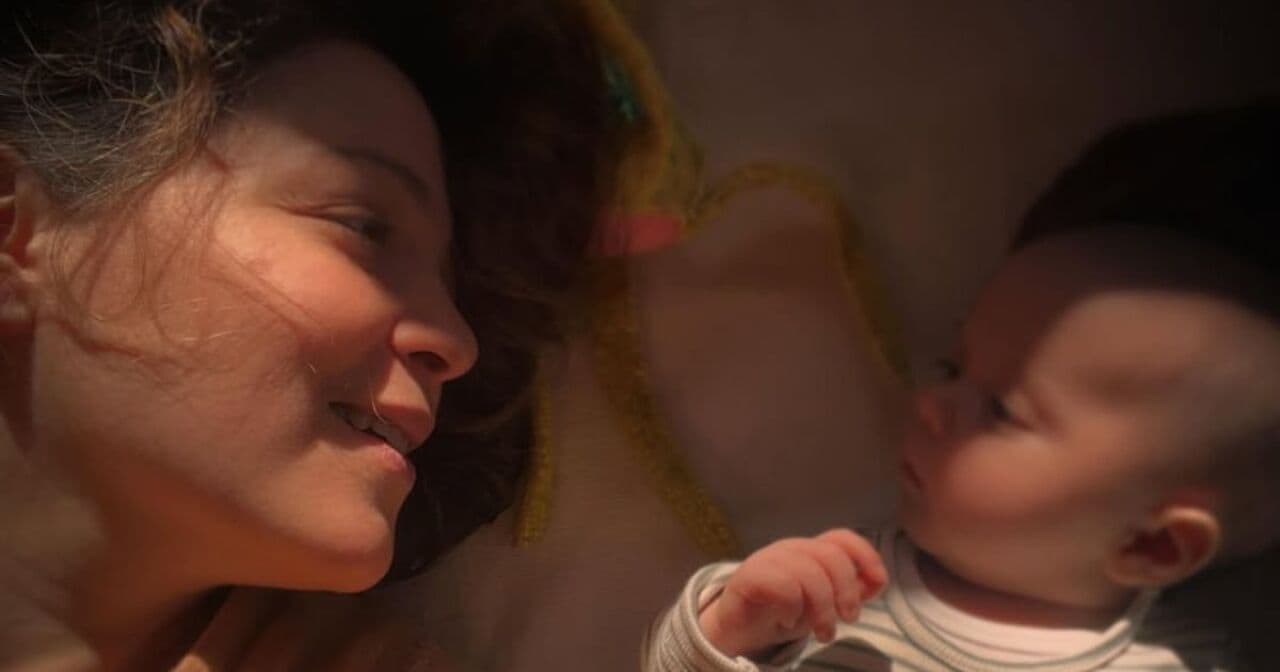 Natalia Lafourcade presenta oficialmente a su bebé para celebrar su primer Día de las madres