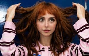 Natalia Téllez cambia de look y trae de regreso el cabello XL, así luce su melena roja