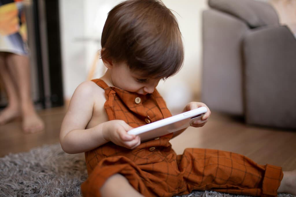 Niños en México superan el tiempo recomendado en celulares y TV: expertos advierten un problema grande