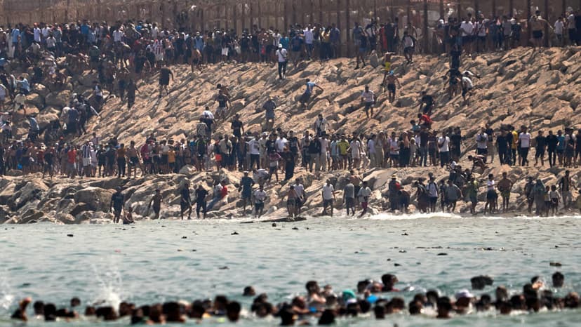 "No hay otra salida" que Ceuta: la avalancha de migrantes de Marruecos que buscan llegar a España