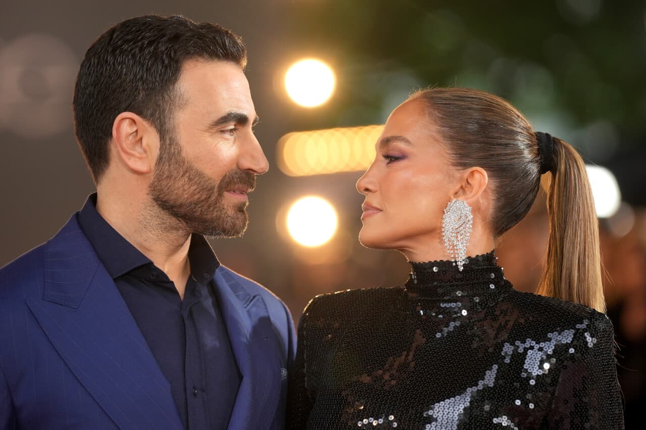 Jennifer Lopez y Brett Goldstein, protagonistas de la comedia 'Office Romance', en medio de rumores sobre un posible noviazgo.