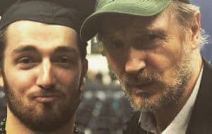 Operan de emergencia a hijo de Liam Neeson, esta es la delicada enfermedad en el corazón contra la que lucha