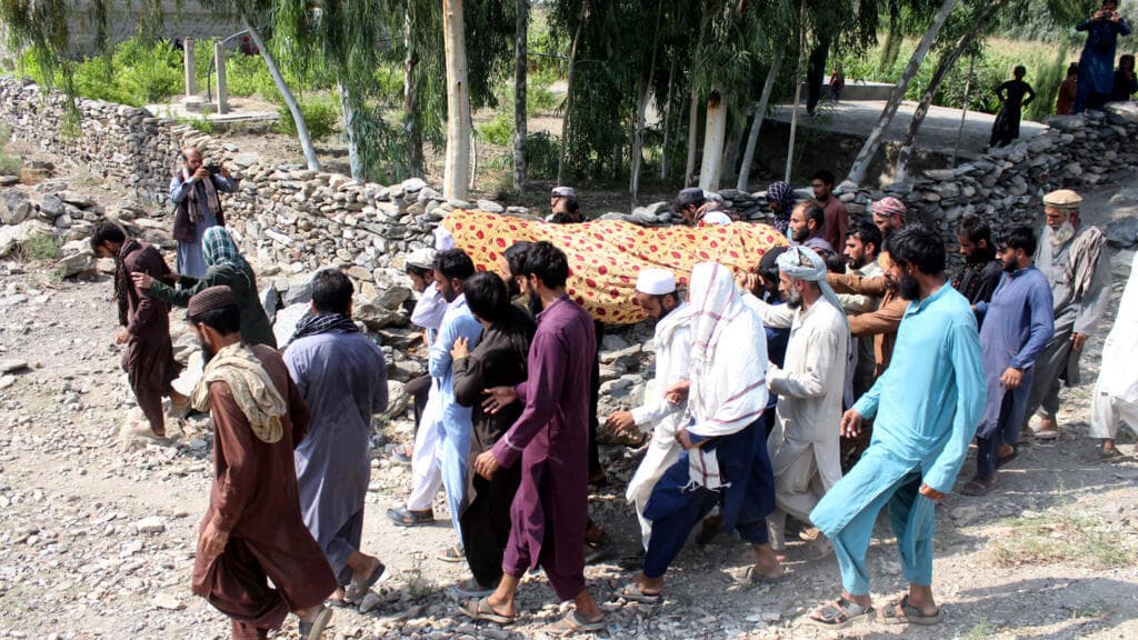 Pakistán asegura que mató a 28 milicianos en Afganistán y Kabul denuncia la muerte de tres civiles