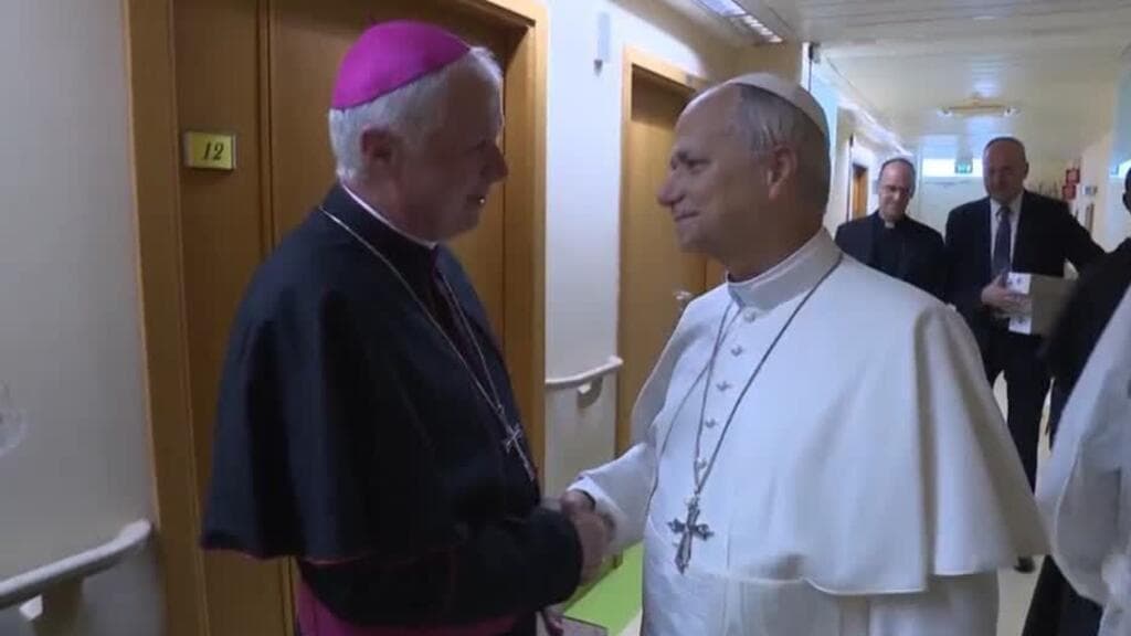 Papa León XIV regresa al Vaticano tras recibir el alta de su cirugía de pulmón