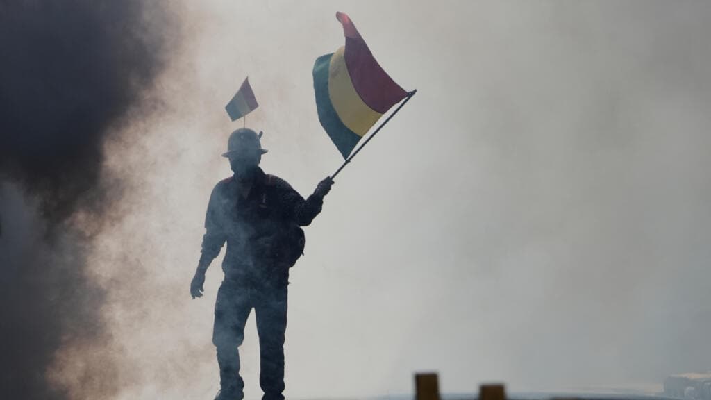 Paz y los sindicatos acuerdan un nuevo decreto sobre combustibles y el fin de los bloqueos en Bolivia