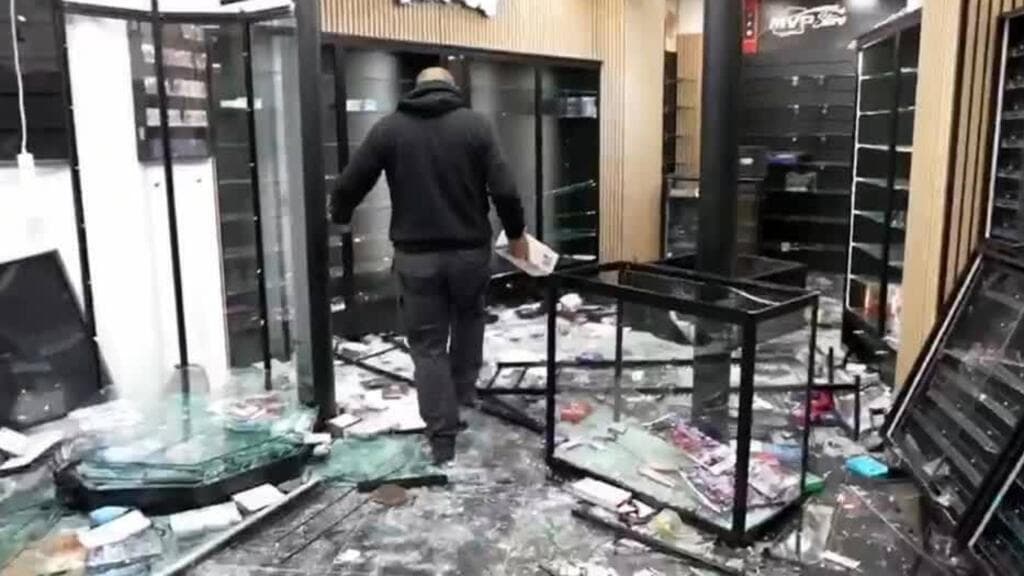 Comerciantes franceses revisan los daños en sus locales tras los saqueos registrados durante las protestas.