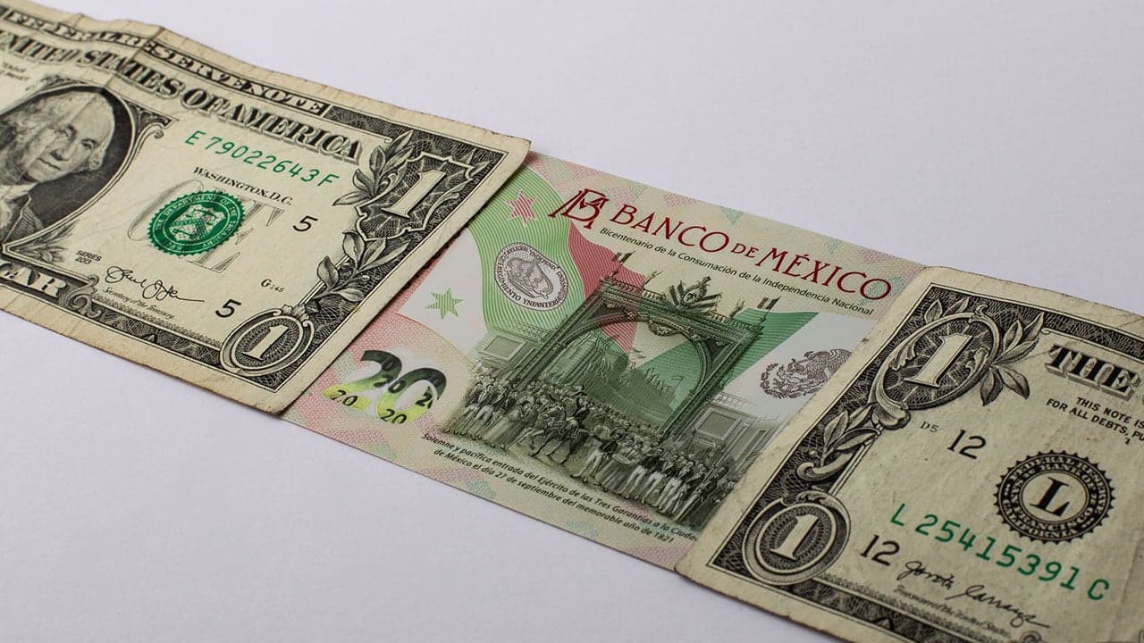 Peso inicia con pie derecho semana de Navidad; cotiza debajo de 18 unidades por dólar