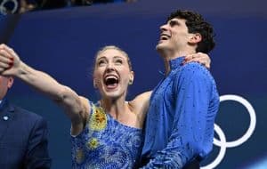 Piper Gilles gana medalla olímpica después de vencer al cáncer y enfrentar la muerte de su mamá