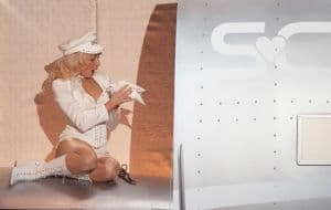 Polémica en los Grammy: PETA critica a Sabrina Carpenter por utilizar una paloma viva durante su show