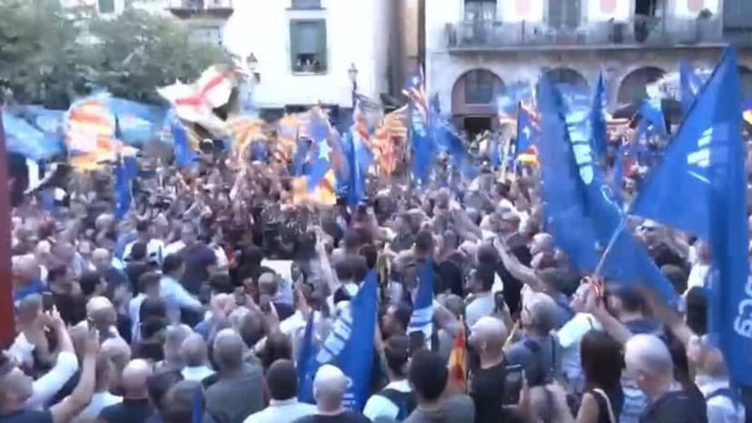 Policía frena una protesta de la izquierda independentista contra un acto de Aliança Catalana